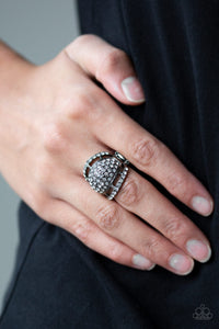 The Seven-FIGURE Itch Ring - Black
